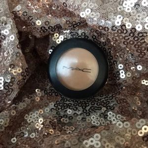 MAC studio finish concealer NW25 👀